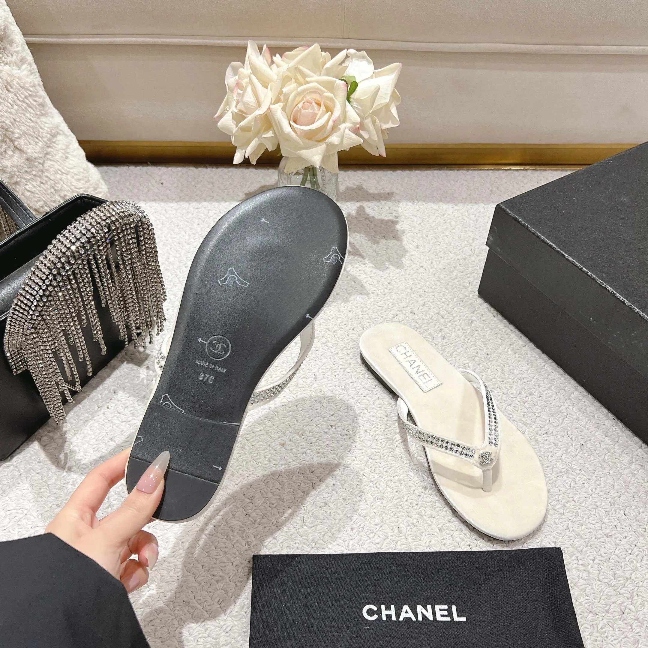 👟👟Ex-factory price 480👟👟 Xiaoxiang chanel 2025 new flip-flops! This series is really amazing. How can it be so beautiful! Summer is really an invincible combination that can be salty or sweet ~ The upper is made of original velvet and the lining is lambskin genuine leather outsole Size: 35-40 (40 customized)
